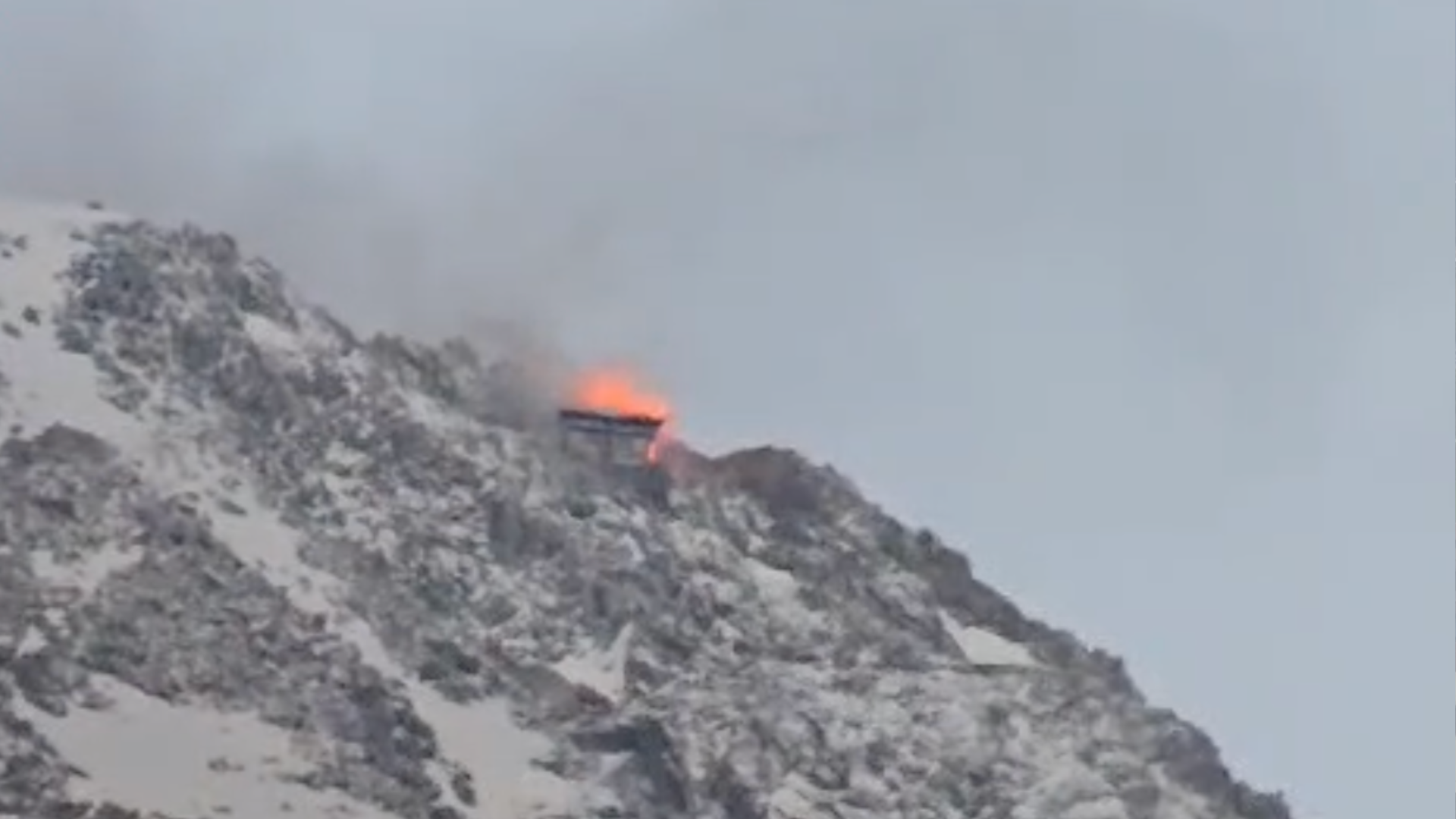 Incendio alla Capanna Faustinelli al Lago Scuro